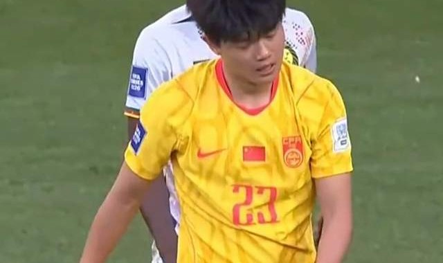 半岛体育入口-太强！杨希首次代表国足2场抢断11次：单挑完胜法甲球星！