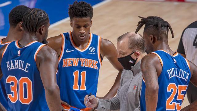 1613747562502024582.jpg Tom-Thibodeau-Knicks-huddle.jpg